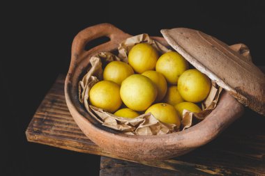 Koyu arka plan üzerinde sarı limon