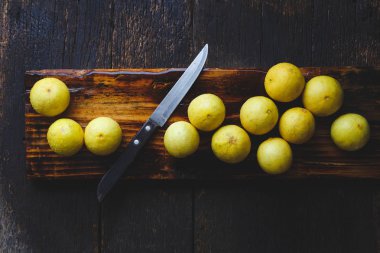 Koyu arka plan üzerinde sarı limon