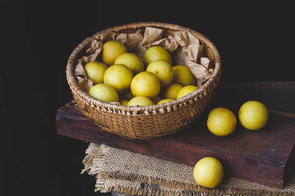 Limones Amarillos Sobre Fondo Oscuro — Foto de Stock