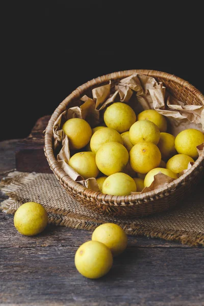 Limones Amarillos Sobre Fondo Oscuro — Foto de Stock