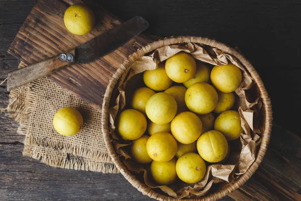 Limoni Gialli Sullo Sfondo Scuro — Foto Stock
