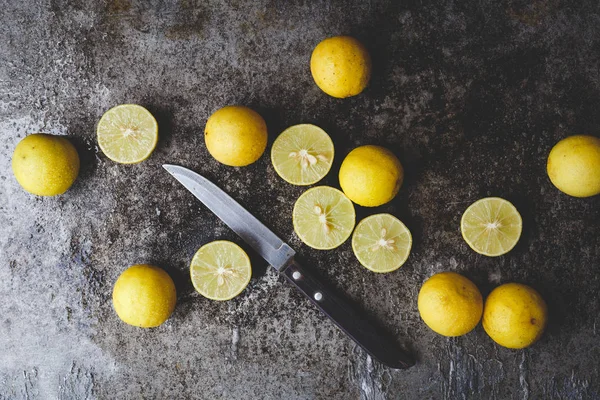 Koyu arka plan üzerinde sarı limon