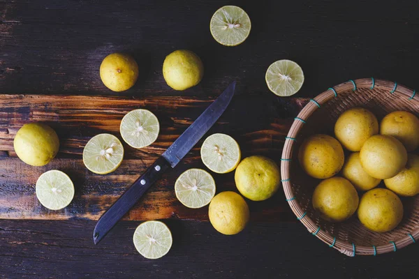 Koyu Arka Plan Üzerinde Sarı Limon — Stok fotoğraf
