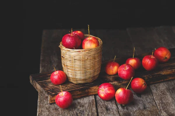 Trochę Jabłek Stare Drewno — Zdjęcie stockowe