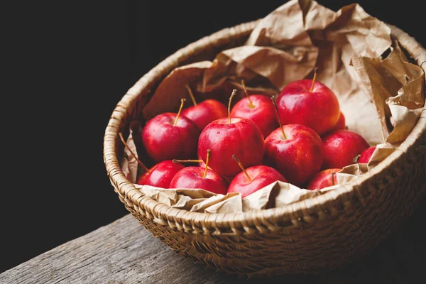 Rode Kleine Appels Het Oude Hout — Stockfoto