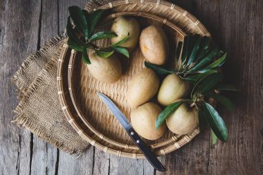 Koyu arka plan üzerinde sapodilla meyve