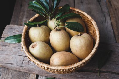 Koyu arka plan üzerinde sapodilla meyve