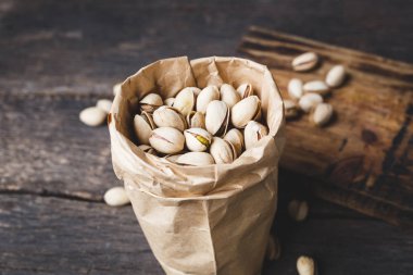 Koyu arka plan üzerine Antep fıstığı