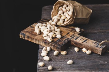 Koyu arka plan üzerine Antep fıstığı