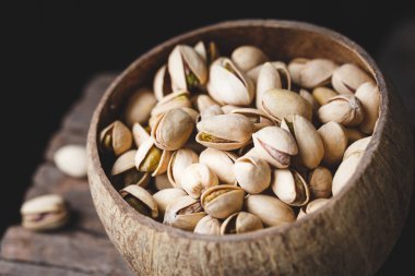 Koyu arka plan üzerine Antep fıstığı