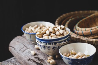 Koyu arka plan üzerine Antep fıstığı