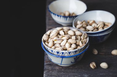 Koyu arka plan üzerine Antep fıstığı