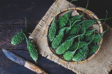 Koyu arka plan üzerinde yeşil acı kavun