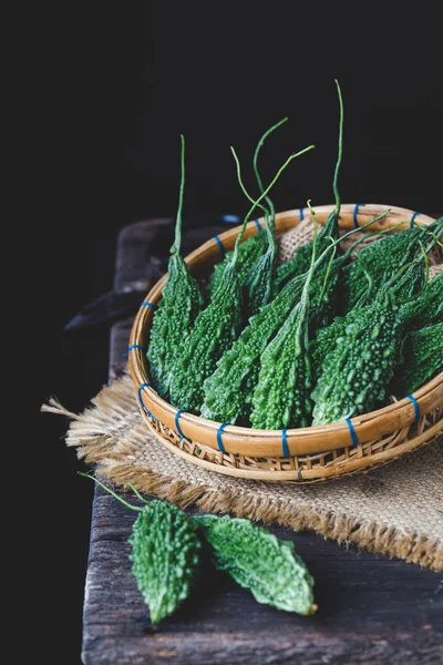 Grüne Bittermelonen Auf Dem Dunklen Hintergrund — Stockfoto