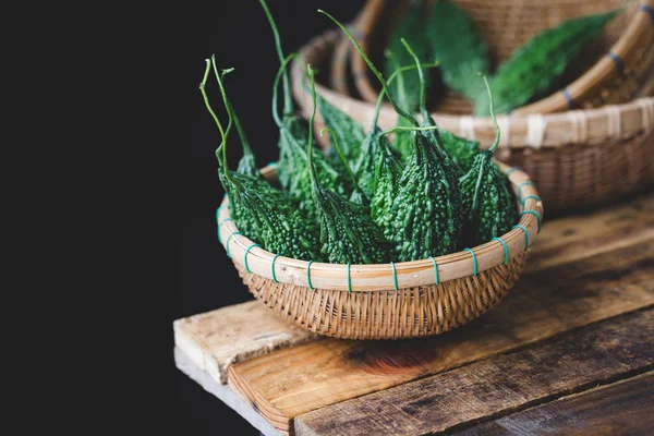 Melon Hijau Pahit Pada Latar Belakang Gelap — Stok Foto