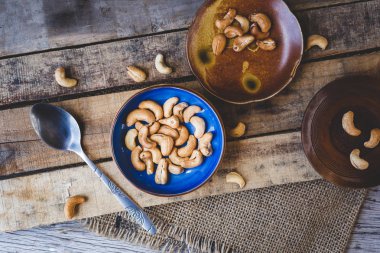 Kaju fıstığı eski ahşap üzerine