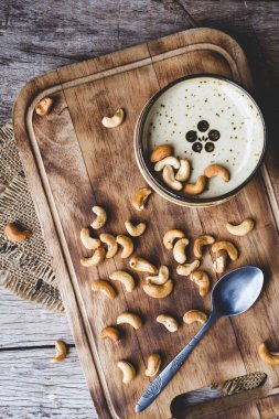 Kaju fıstığı eski ahşap üzerine