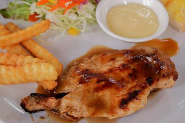 Tavuk biftek yemek yakın çekim.