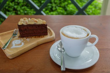 Bir fincan kahve ve kek yakın çekim.