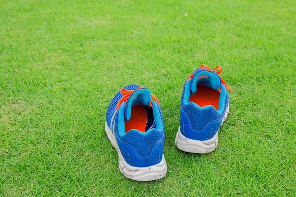 运动鞋在草地上. — 图库照片