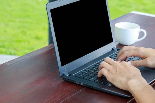 Use the computer. — Stock Photo, Image