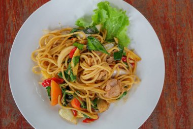 domuz eti ile spagetti.