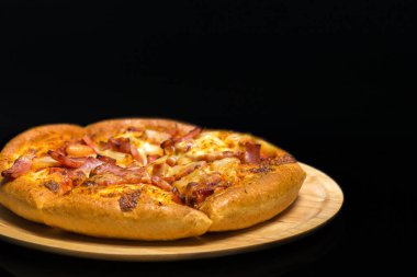 Hawai pizza bir ahşap tepsi.
