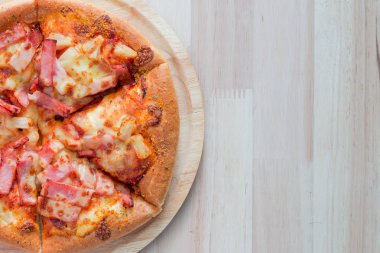 Hawai pizza bir ahşap tepsi.