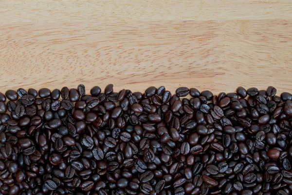 Roasted coffee beans on the wood. — Stock Photo, Image