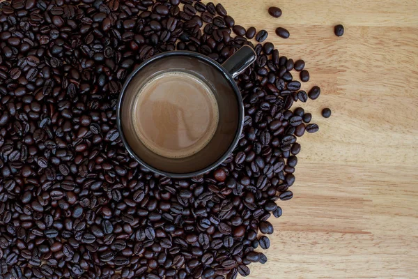 Hot coffee in black cup. — Stock Photo, Image