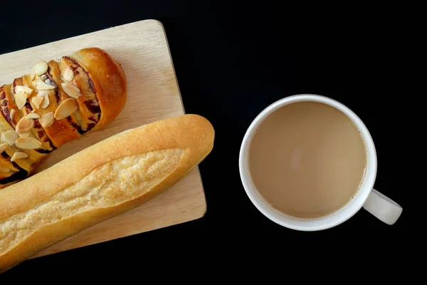 Une tasse de café et du pain . — Photo