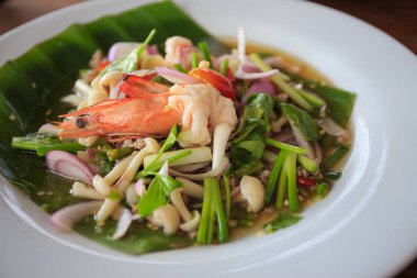 Baharatlı mantar salatası ve karides