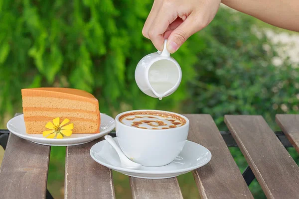 Verser le sirop dans une tasse de café . — Photo