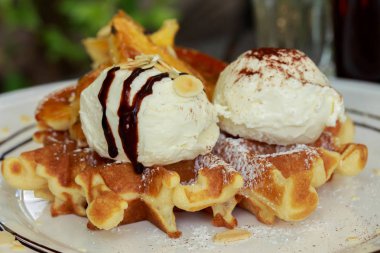 Dondurma ve waffle kapat.