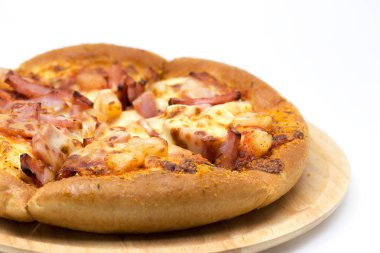 Hawai pizza bir ahşap tepsi.