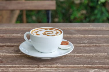 Bir fincan kahve iç..