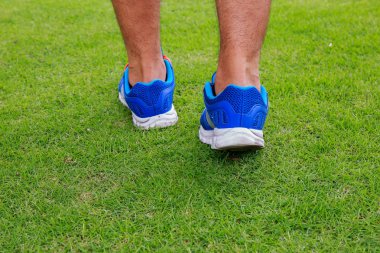 Çim sahada yürüyüş.