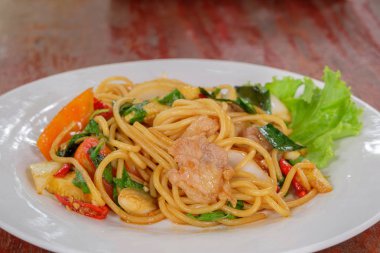 Ahşap masa domuz etinin spagetti.