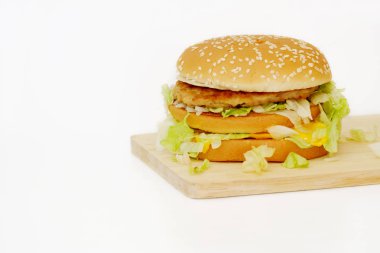 Domuz eti ve Peynirli hamburger.