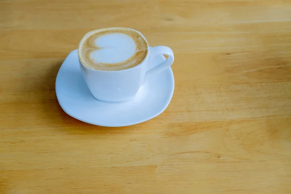 テーブルの上のホットコーヒー. — ストック写真