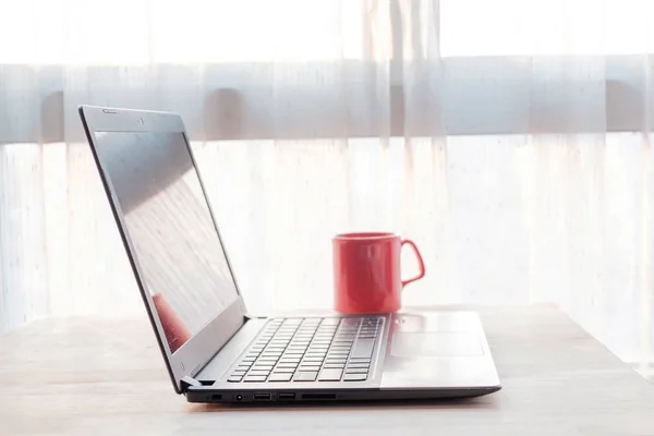 Computer and red cup. — Stock Photo, Image