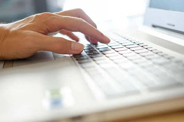 Laptop klavye yazarak.