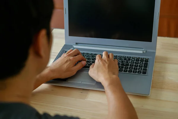 Homem digitando laptop . — Fotografia de Stock