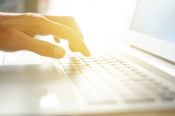 Teclado de digitação no laptop . — Fotografia de Stock