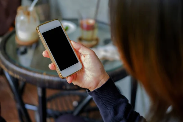 Femme utilisant le téléphone. — Photo