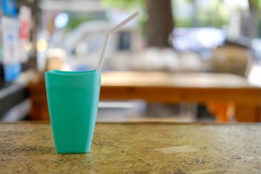 Plastik bardakta su.