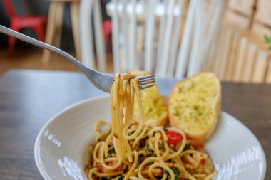 Spagetti çatalı scooping, portre.