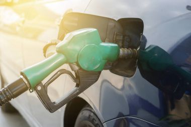 Arabada yakıt ikmali.