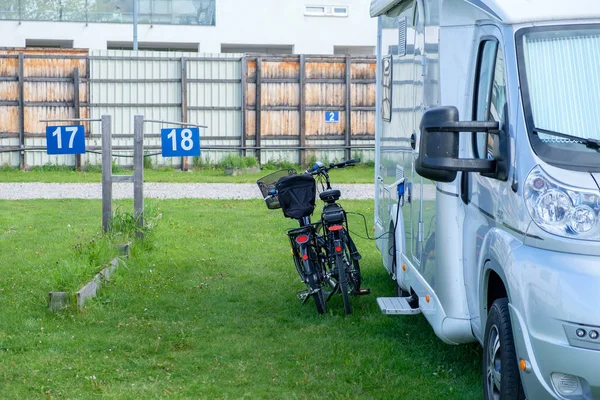 Samochód kempingowy w kempingu. — Zdjęcie stockowe