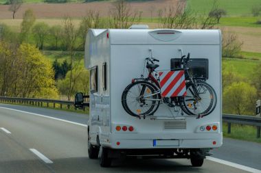 kamyonet ve karavan yolda.